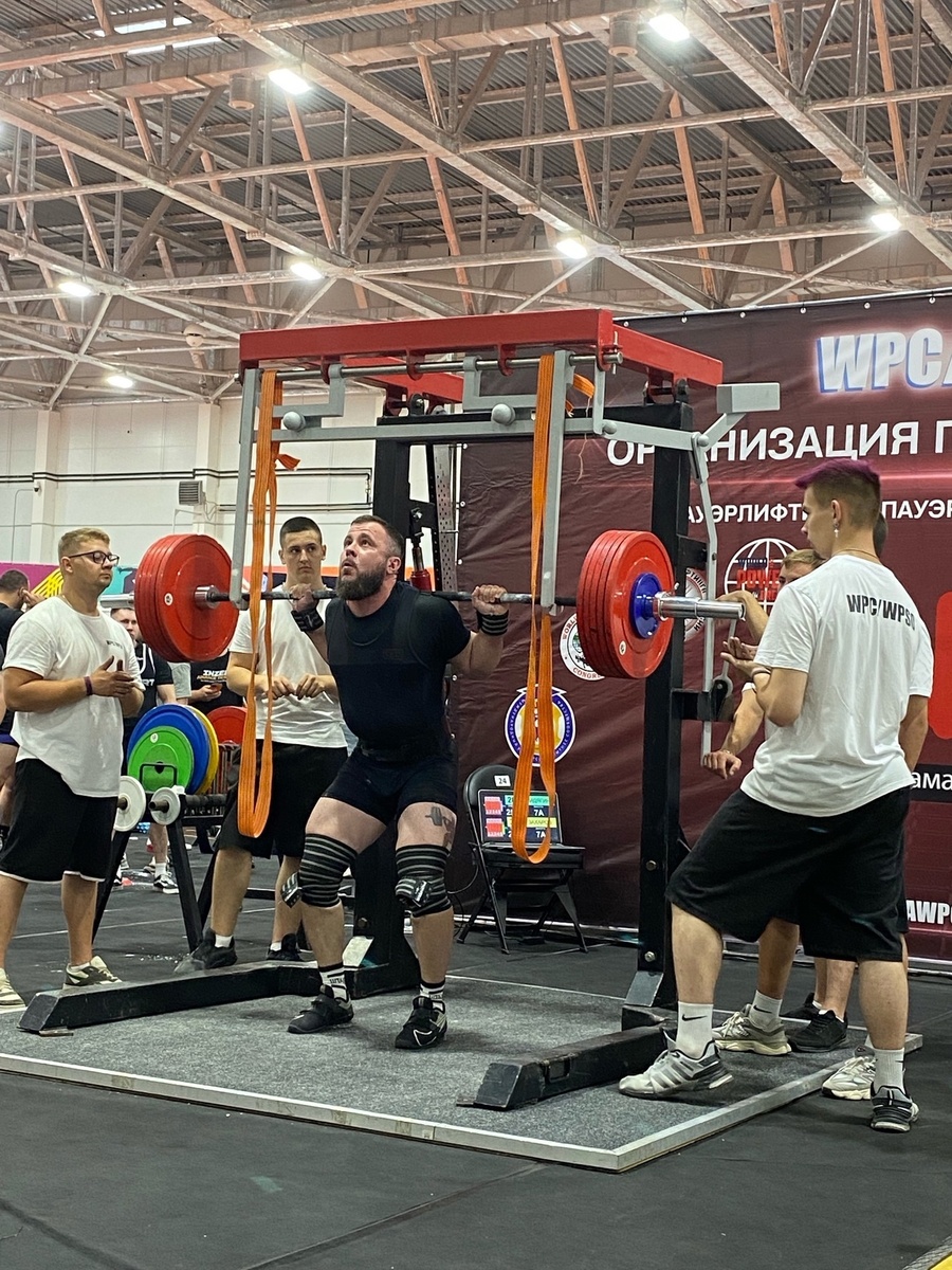 В приседании со штангой на плечах будет установлен рекорд.