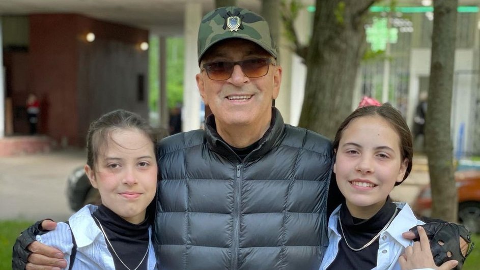 Александр Буйнов с внучками
