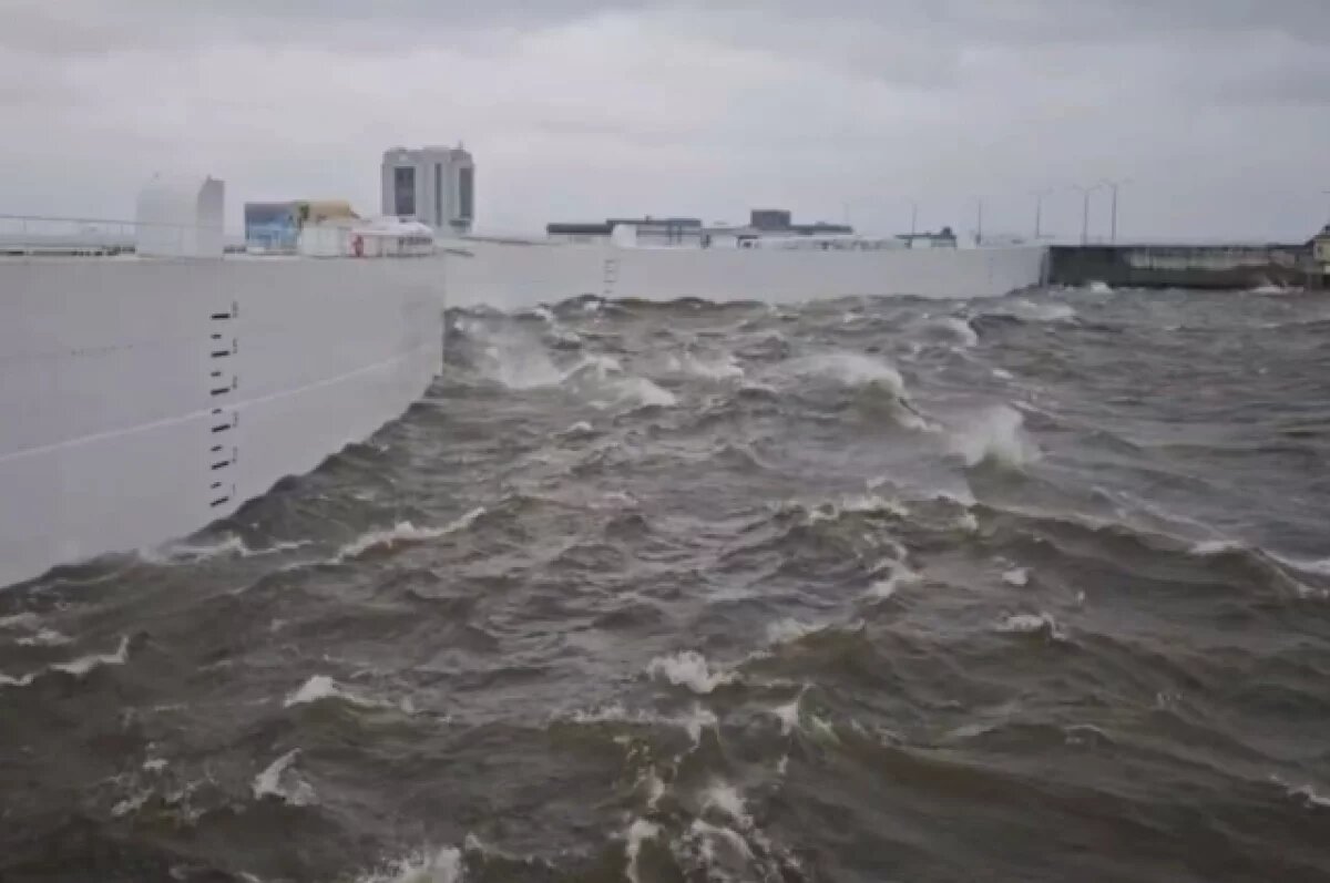    Нева поднимается, дамба закрыта.