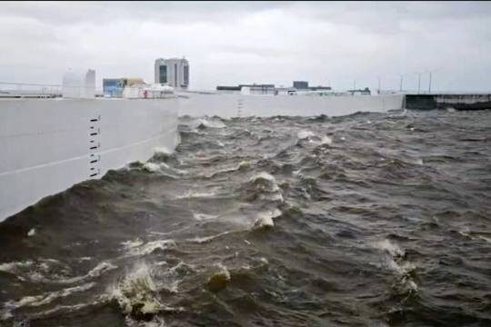 Из-за наводнения районы Петербурга начали уходить под воду