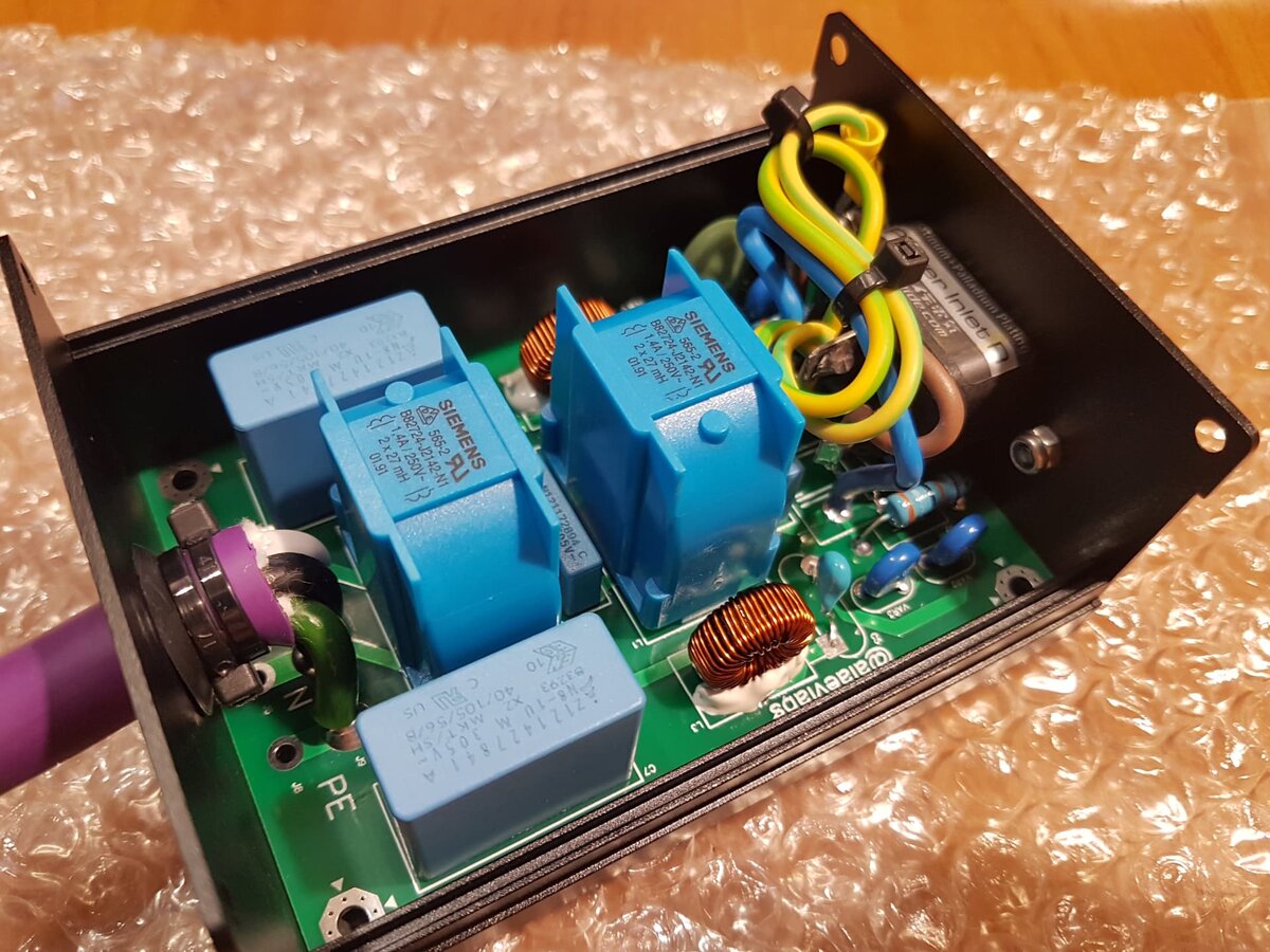 Внешний вид собранного миниатюрного фильтра сетевого питания