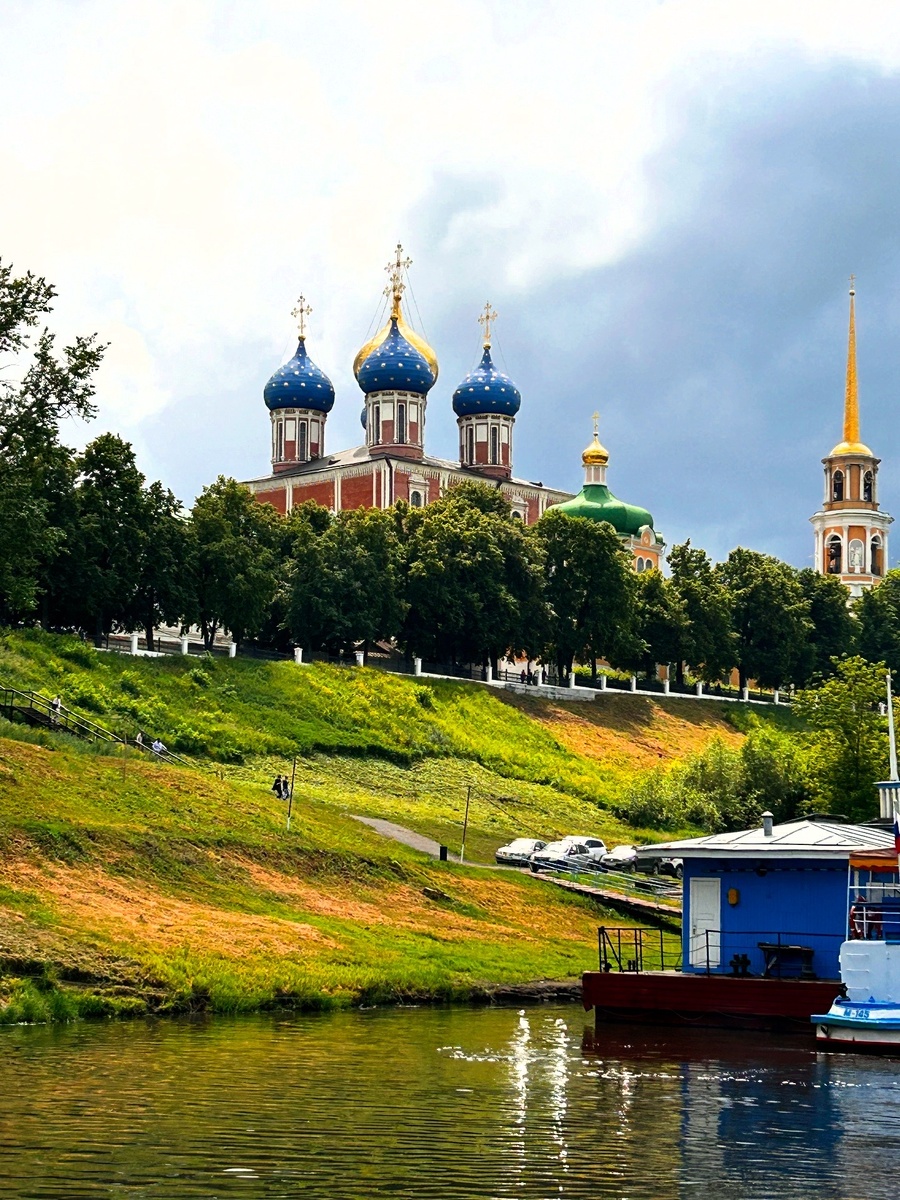 Вид с воды на Успенский Собор Рязанского Кремля 