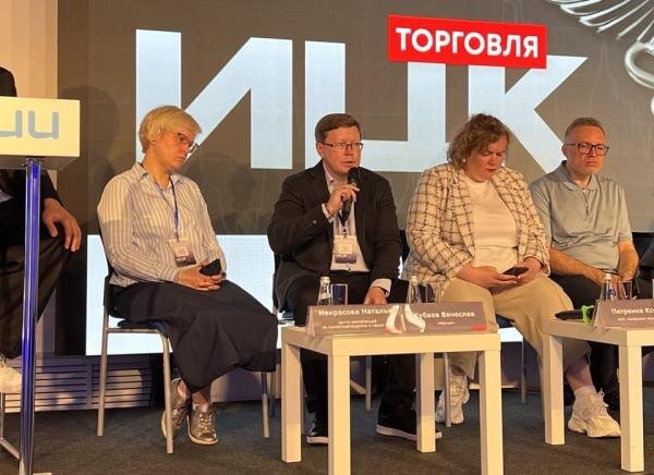 На фо­то: cовет­ник ди­рек­то­ра Цен­тра ком­пе­тен­ций по им­пор­то­заме­щению в сфе­ре ИКТ (ЦКИТ) На­талья Нек­ра­сова (край­няя сле­ва), ис­пол­няю­щий обя­зан­нос­ти глав­но­го ди­рек­то­ра по циф­ро­вым тех­но­логиям ПАО "Маг­нит" Вя­чес­лав Ку­баев (вто­рой сле­ва). (Фо­то ComNews)