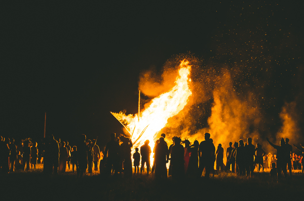 Традиционный купальский костёр — наследие древнего культа солнца. Источник: Wikimedia Commons, Public Domain