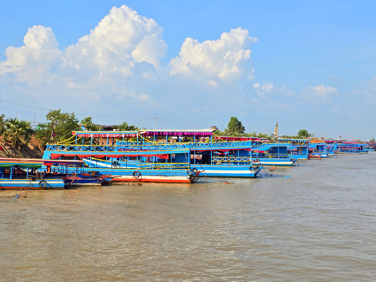 Прогулочные кораблики, на которых можно совершить заплыв по озеру