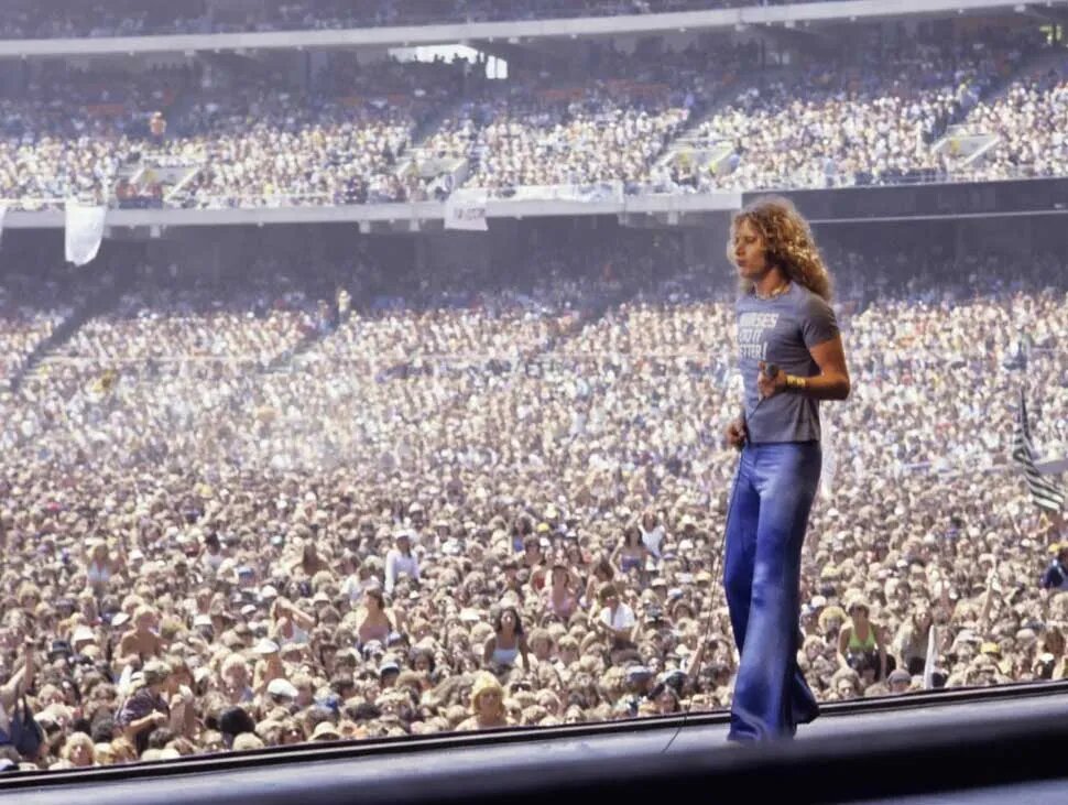  Роберт Плант на сцене Оклендского Колизея, 1977 г.