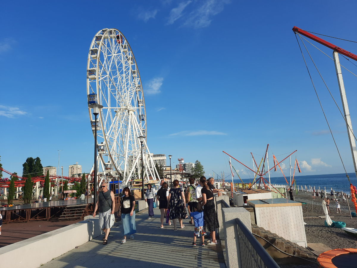 Гагры, вечерняя набережная