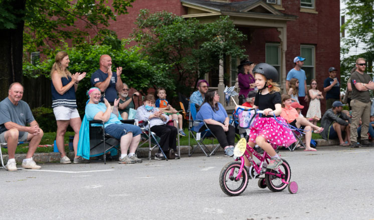 Маленькая участница парада в Сакстонс-Ривере в прошлом году.