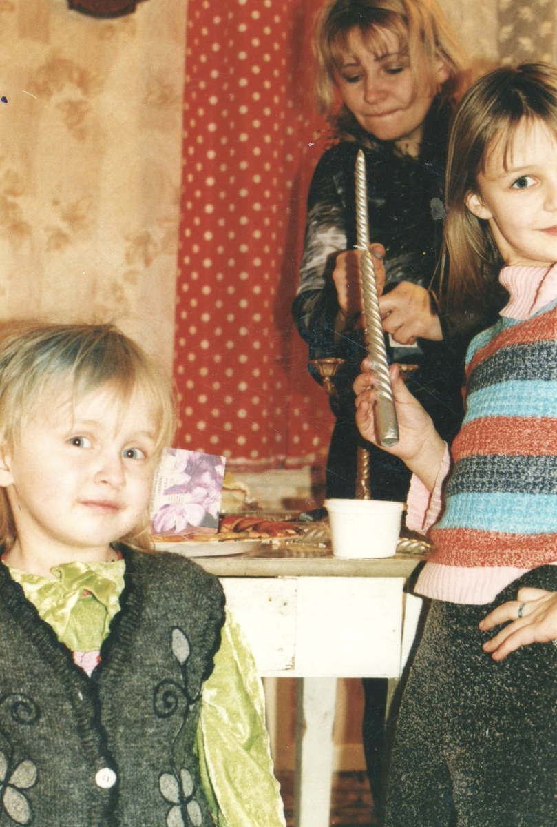 С мамулей, сестрой и синими прядями