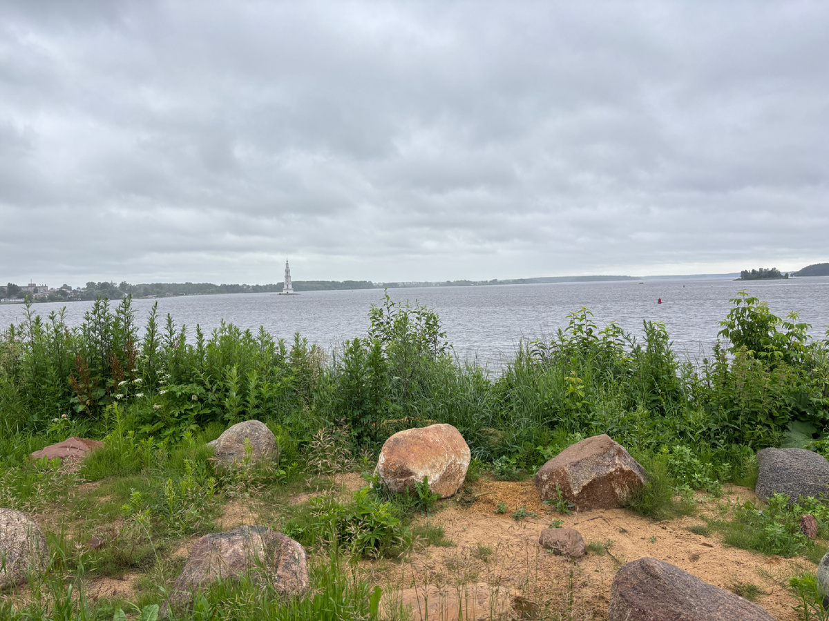 Фото автора. Во время прогулки по Калязину вы все время будете фотографировать колокольню 