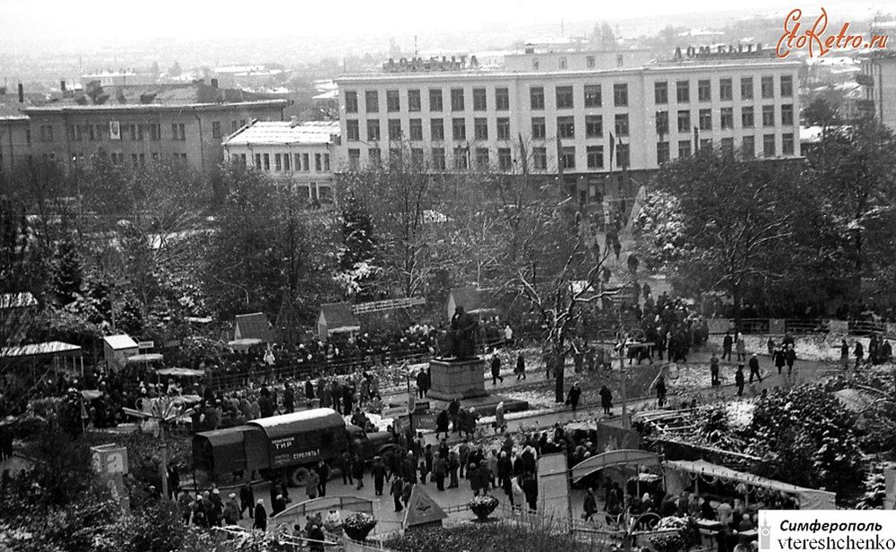 Фотоиллюстрация: 28 ноября 1971. Город Симферополь. "В 60-е и 70-е годы в Крыму были очень популярны весенние и осенние ярмарки. Они проходили в Симферополе. Для того, чтобы охватить масштабы ярмарки, в ноябре 1971 года, я с друзьями забрался на крышу магазина "Дары природы", который находился на пр.Кирова, и оттуда проводил съёмку. В тот день, утром была хорошая погода, а к вечеру пошёл снег" - автор текста и фотографии Валерий Сергеевич Втерешенко. Мы, осенние призывники 1971 года, также толпились на территории Крымского областного военкомата.