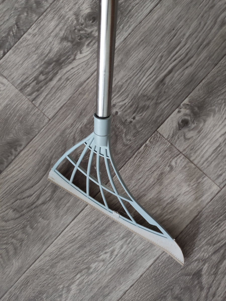 Очень удобный силиконовый веник, пользуюсь до сих пор