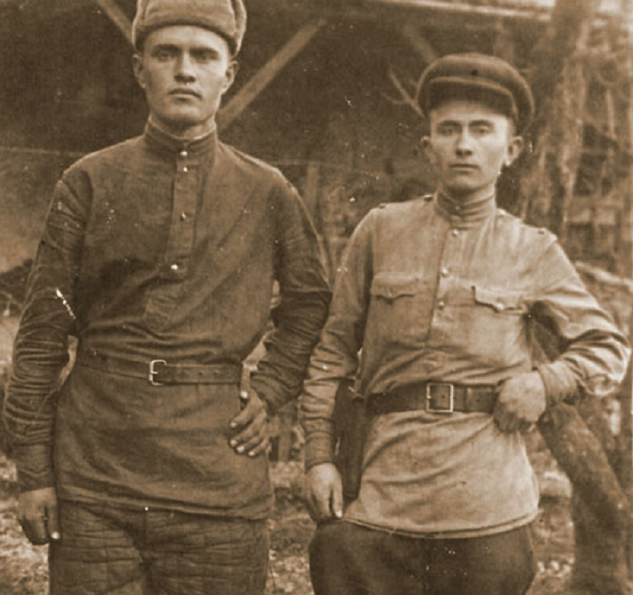 Петр Андреевич Горьковский (справа)