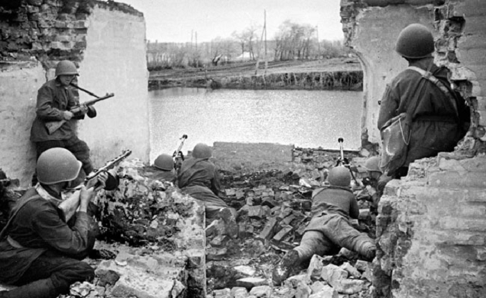Советские бойцы держат оборону на юге Воронежа