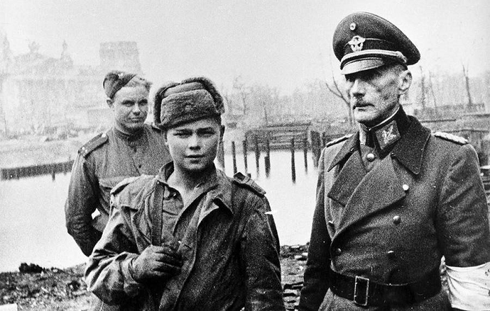 Как советский солдат выманил и поймал немца на портрет Гитлера