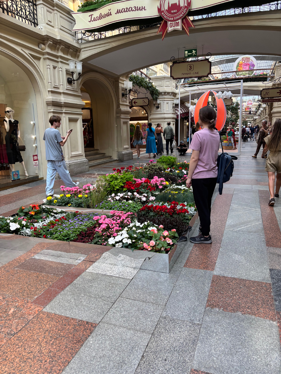 Посередине линий сделали клумбы