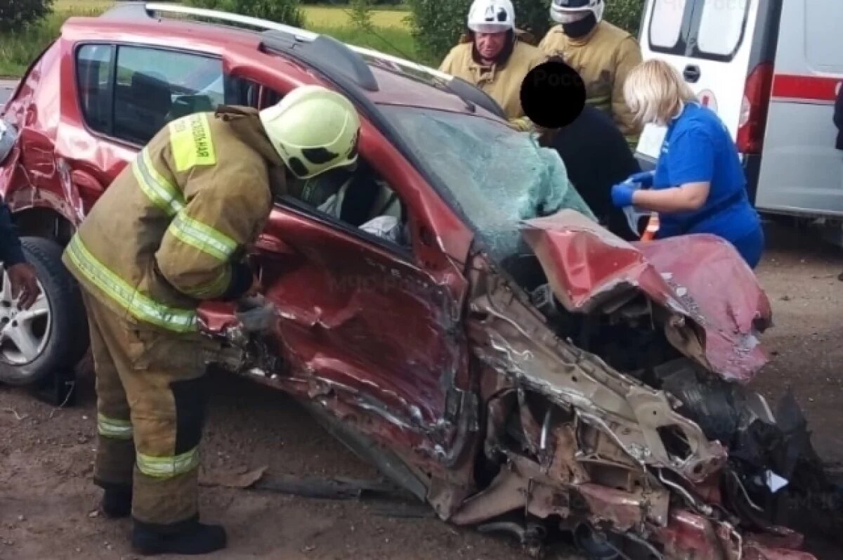    Легковушку смяло в жестком ДТП с фурами на калужской трассе