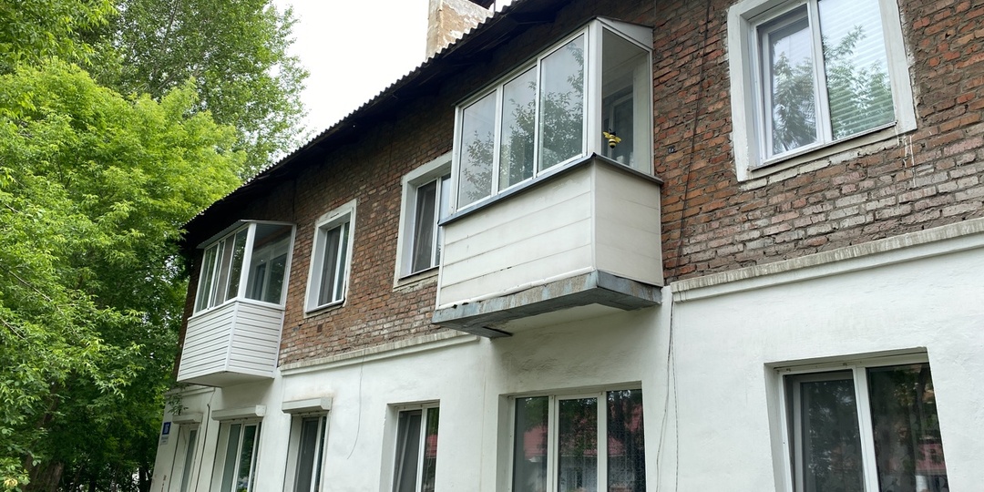 Дождь с потолка, плесень и перебои с отоплением: жители двухэтажки живут как на необитаемом острове