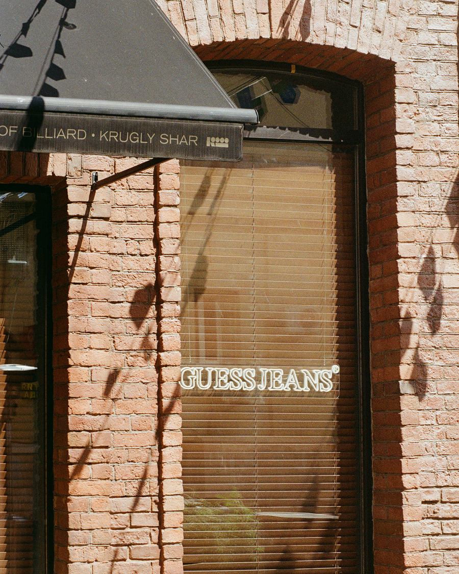    GUESS JEANS в коллаборации с площадкой «Двор» запускает летний хаб в Москве (фото 1)