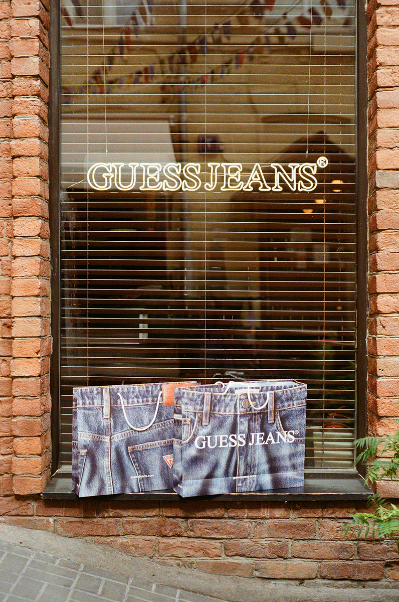    GUESS JEANS в коллаборации с площадкой «Двор» запускает летний хаб в Москве (фото 2)