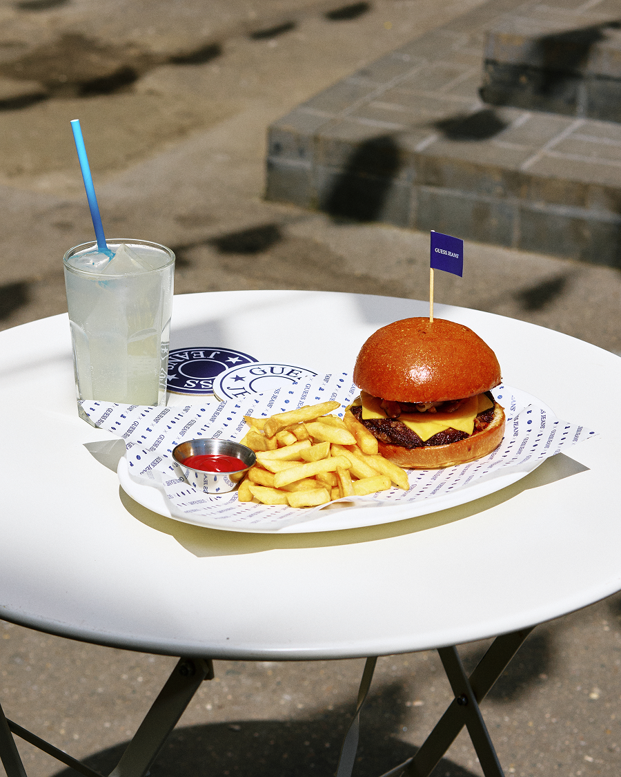    GUESS JEANS в коллаборации с площадкой «Двор» запускает летний хаб в Москве (фото 3)