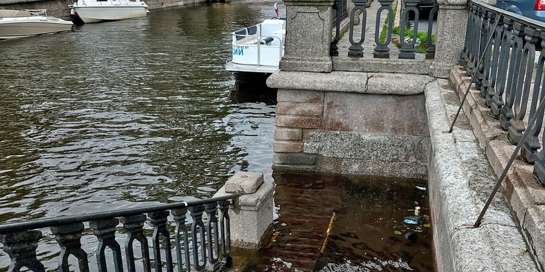 "Желтый" уровень опасности в Петербурге: Закрыт Петергоф, Летний и Михайловский сады