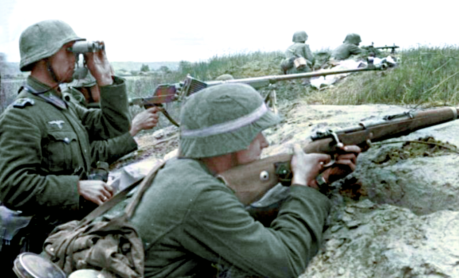 Бойцы вермахта на огневых позициях во время Битвы за Ржев, 1942 г.