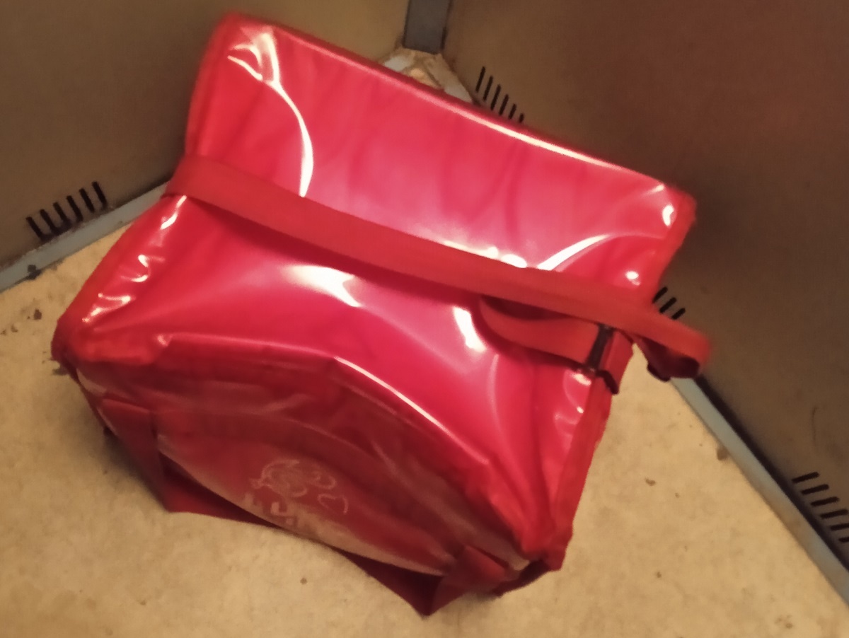 Несешь тяжелый рюкзак к клиенту, а он еще и недоволен. И имеет право на это. Фото: канал Мир глазами курьера