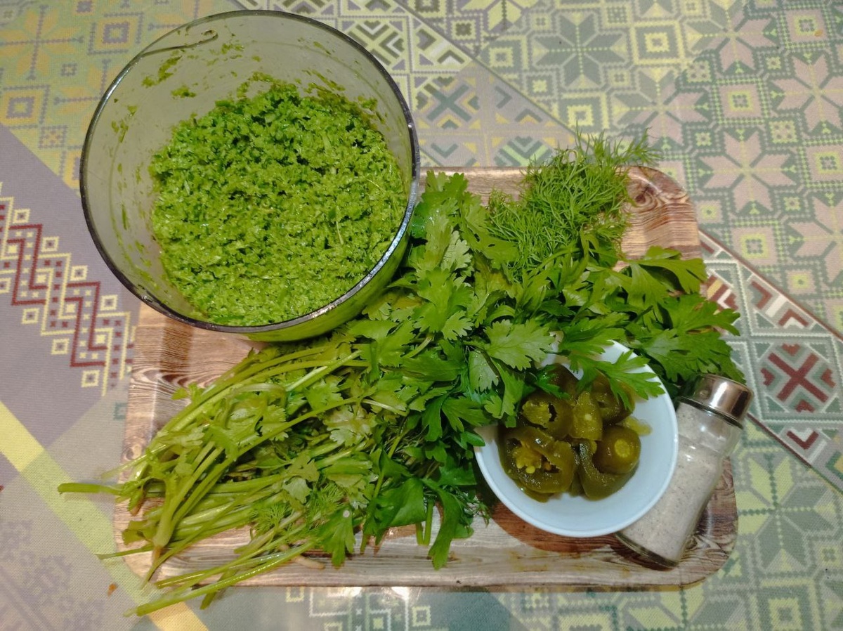 Основные ингридиенты. В чаше - перемолотые чесночные стрелки