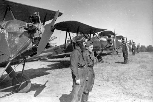 Экипажи самолётов У-2, октябрь 1942 год. фото из rg.ru
