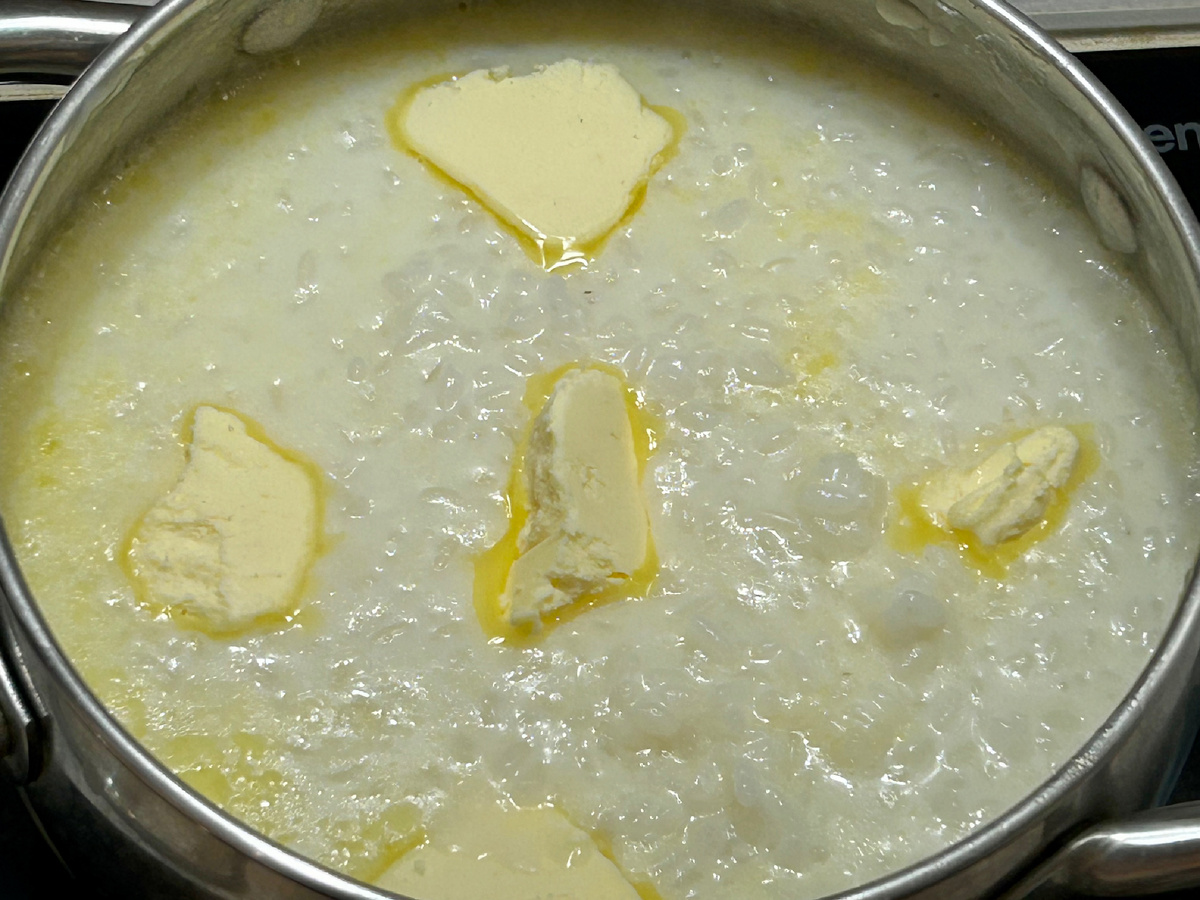 Очень важно варить кашу на медленном огне и постоянно помешивать — так она не пригорит и будет равномерно густеть. По мере варки рис набухает и становится нежным, а молоко постепенно загустевает. Если каша начинает слишком густеть, можно добавить немного молока или воды.