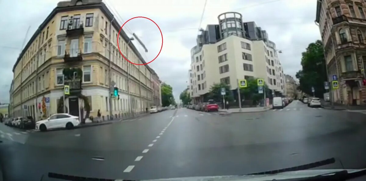    Фото: стоп-кадр видео из телеграм-канала «Мегаполис | ДТП и ЧП | Санкт-Петербург | Питер»