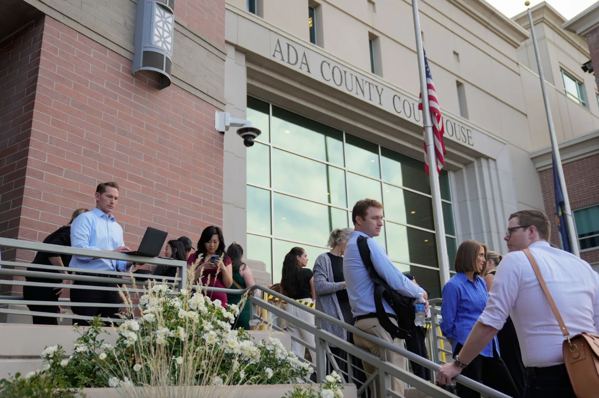 Люди ждут у здания суда в Бойсе, штат Айдахо © Дженни Кейн / AP