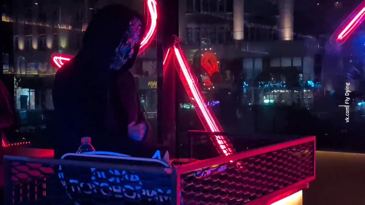 Fly Dying на сцене