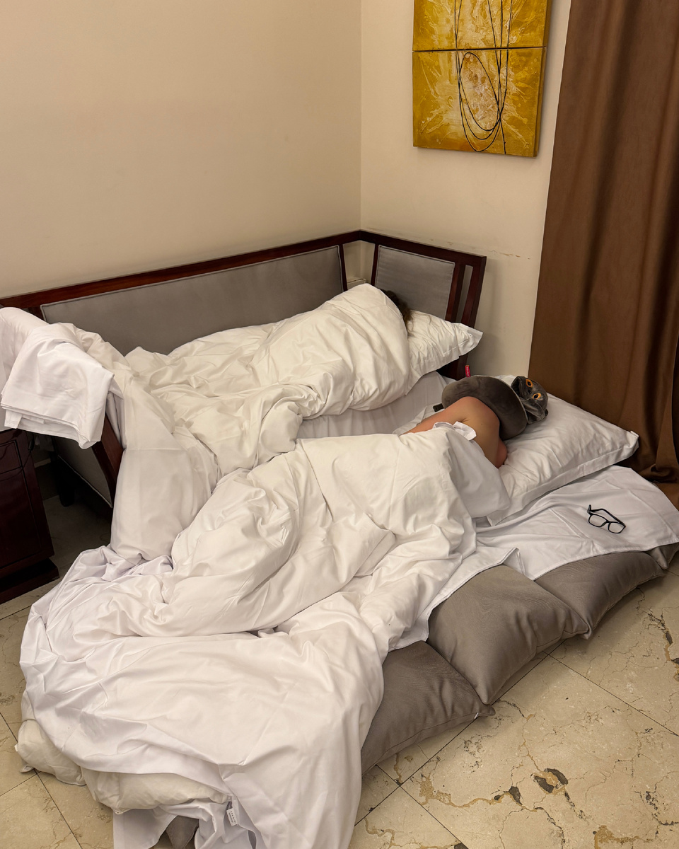 Дочь на кушетке, сын на матрасе. 