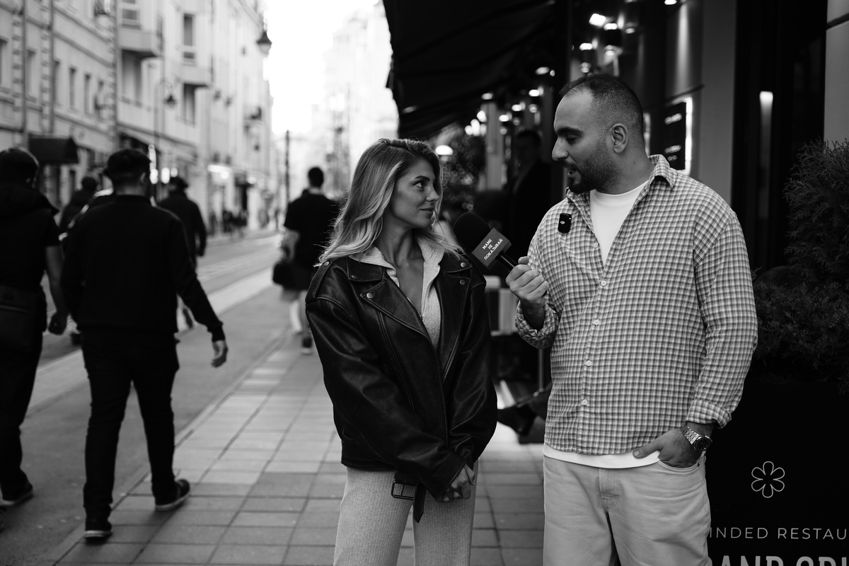 На фото очень хорошая девушка, не нападайте на нее!