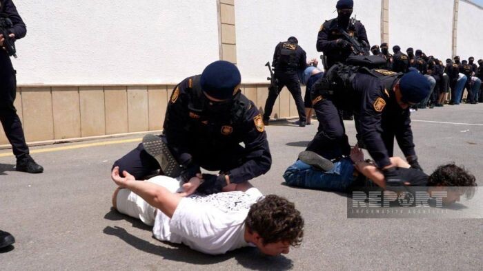    Тем временем блогер Анатолий Шарий обращает внимание, с какой демонстративностью, буквально на камеру «упаковывают» российских граждан - программистов, туристов и владельцев химчисток - бойцы азербайджанского Главного управления по борьбе с оргпреступностью