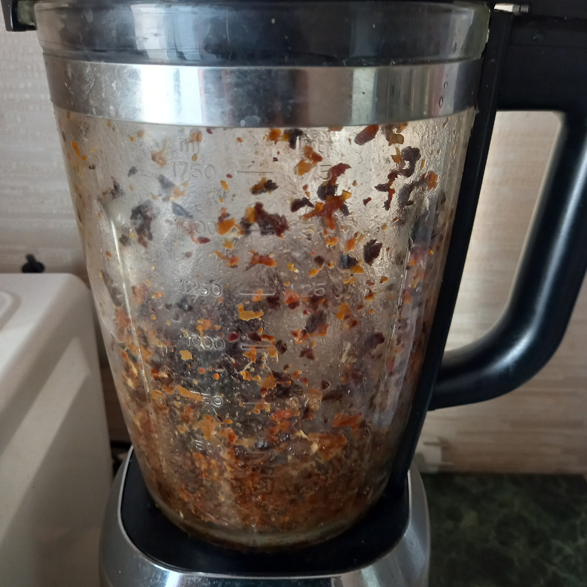 Финики с черносливом, измельчённые в блендере.