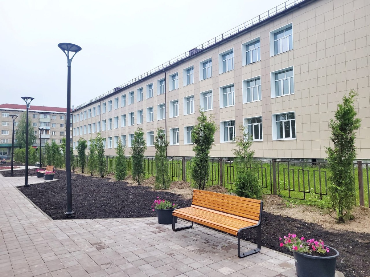 Отремонтированная школа, где учились мои дети и сквер рядом с ней.