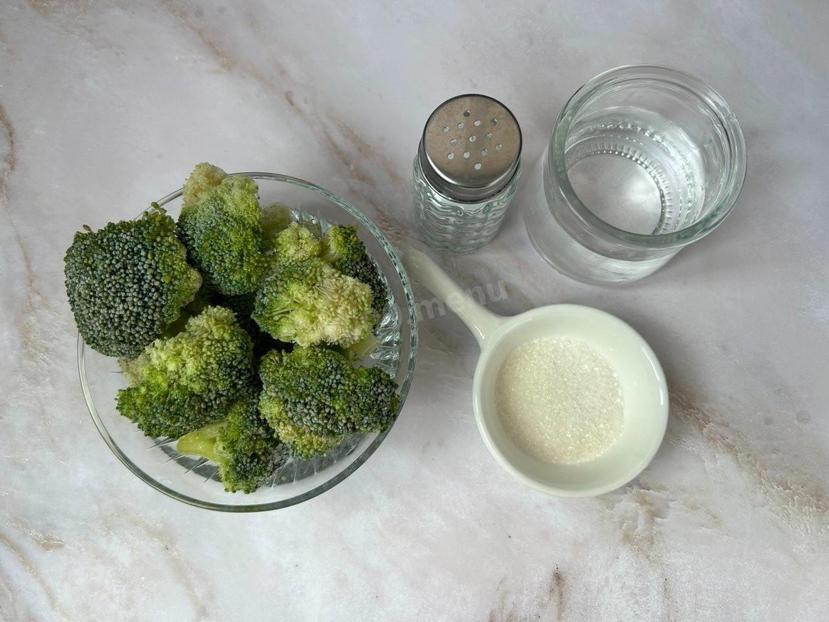 Как сделать брокколи в микроволновке? Подготовьте ингредиенты. Можно использовать как свежую капусту брокколи, так и замороженную. Промойте свежую брокколи непосредственно перед приготовлением под холодной проточной водой, хорошенько стряхните лишнюю влагу и оставьте на полотенце, чтобы стекла оставшаяся вода. Разберите свежий кочан на отдельные соцветия. Замороженную брокколи достаньте прямо из морозилки перед приготовлением. Не размораживайте заранее.
