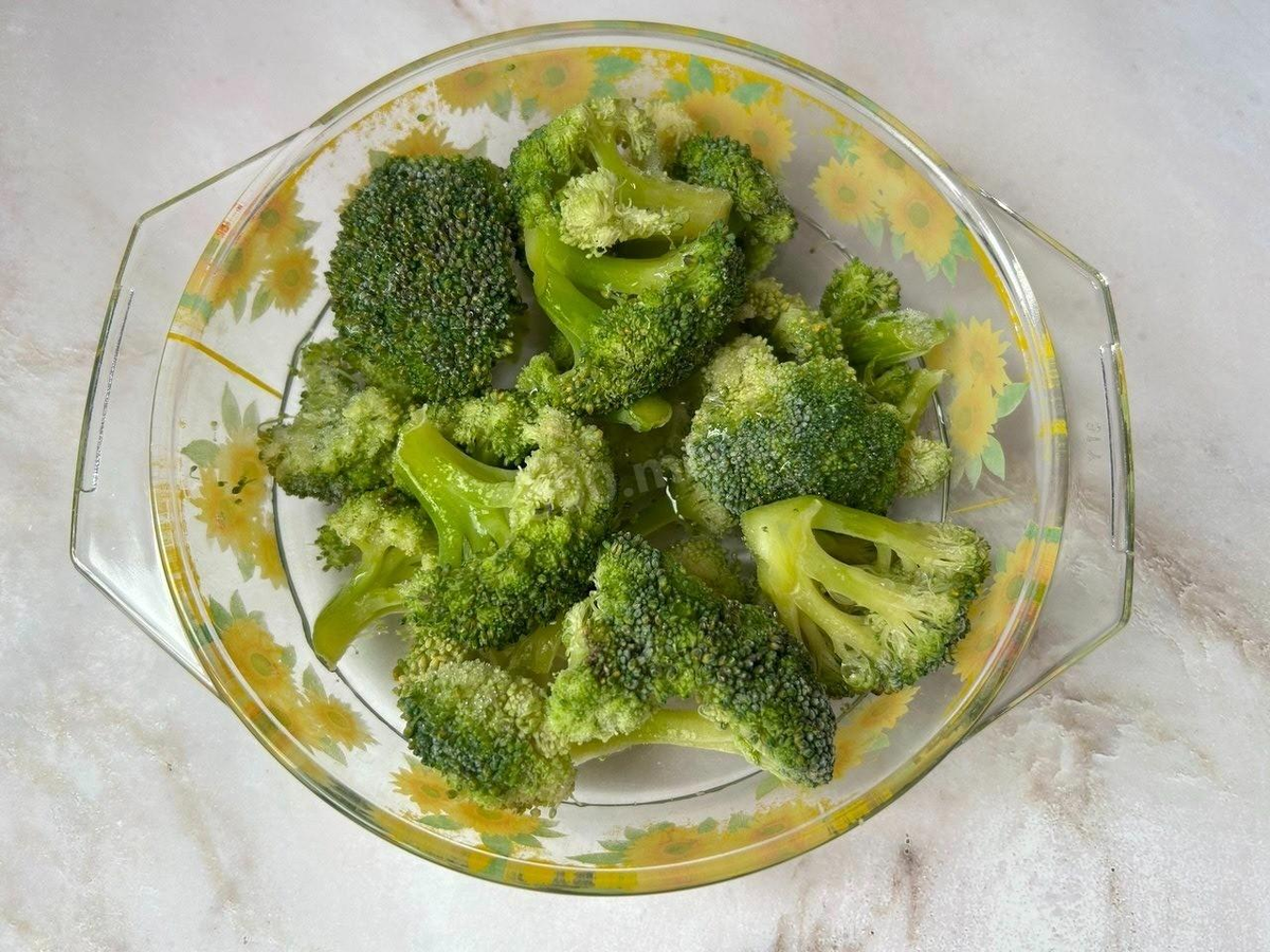 Возьмите подходящую для микроволновки глубокую посуду, выложите туда подготовленные соцветия брокколи — свежие либо замороженные. Не перегружайте ёмкость — брокколи должна лежать в один слой. Лучше готовить порциями.