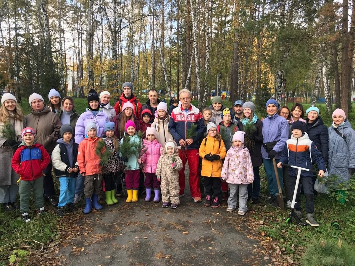 Здесь можно увидеть и меня, в серой шапочке, бирюзовом шарфике и с саженцем в руке. Фото из телеграм-канала ЦИНК Кольцово