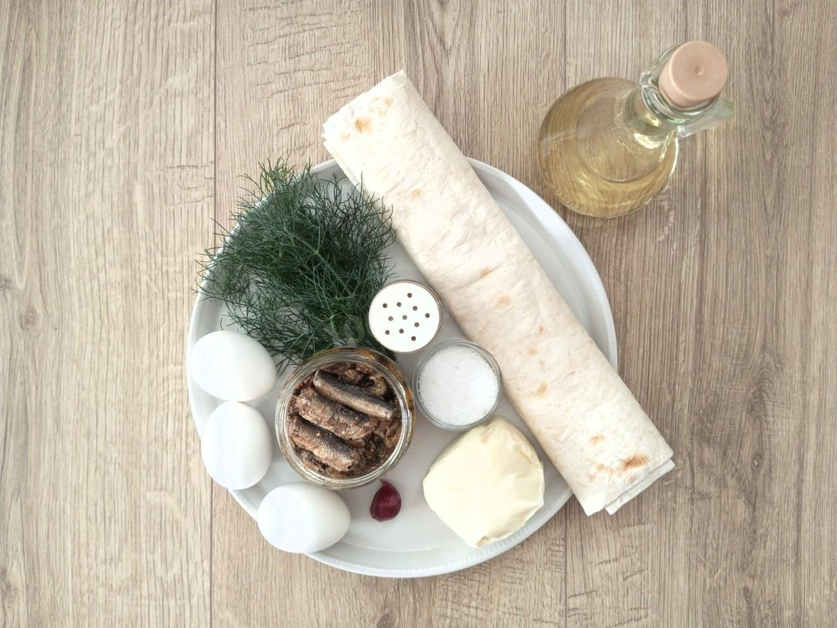 Как сделать жареные конвертики из лаваша с сыром и шпротами на сковороде? Для начала приготовьте необходимые ингредиенты. Сорт сыра можете выбрать по своему вкусу - использовать как твердые, так и полутвердые сорта сыра. О том, как правильно заменять различные виды сыров в рецептах, читайте в конце рецепта.