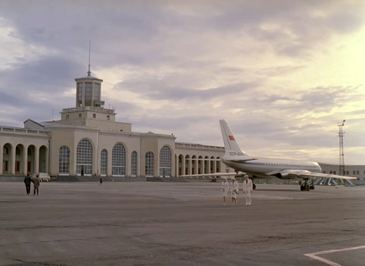 Ту-104Б СССР-42418 на перроне аэропорта Тбилиси, 1976 г. Кадр из художественного фильма «Мимино»