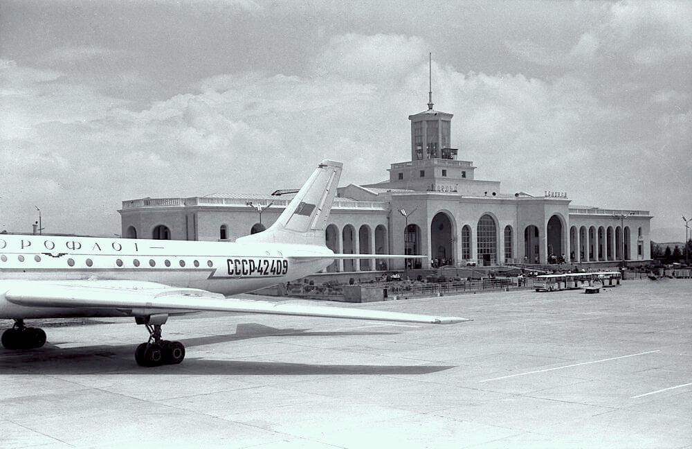 Ту-104Б СССР-42409 на перроне аэропорта Тбилиси, 1965 г. Автор фото: Наум Грановский, источник pastvu.com