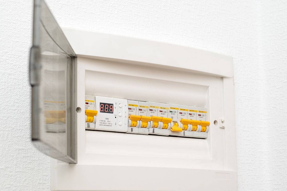 Когда срабатывает автоматический выключатель, рычаг на нем опускается. Источник: Shutterstock📷
