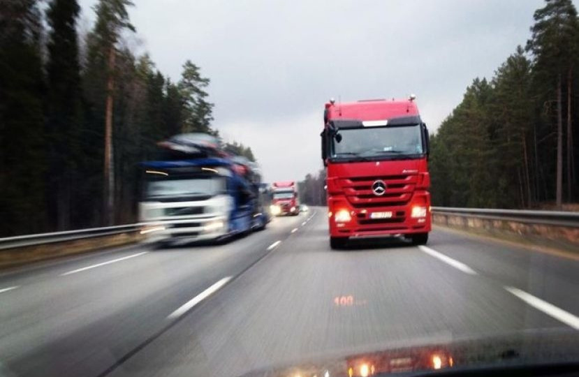 Почему некоторые дальнобойщики выезжают на обгон, заведома зная, что не успеют обогнать, если встречный авто не притормозит, ответ шофера