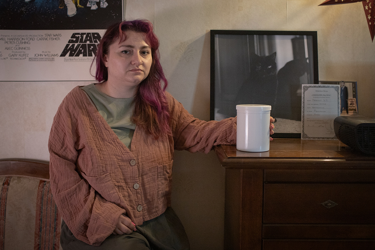 Женя с урной для праха и портретом Брусники. Москва, 2024 год
Фото: Олеся Терещенко