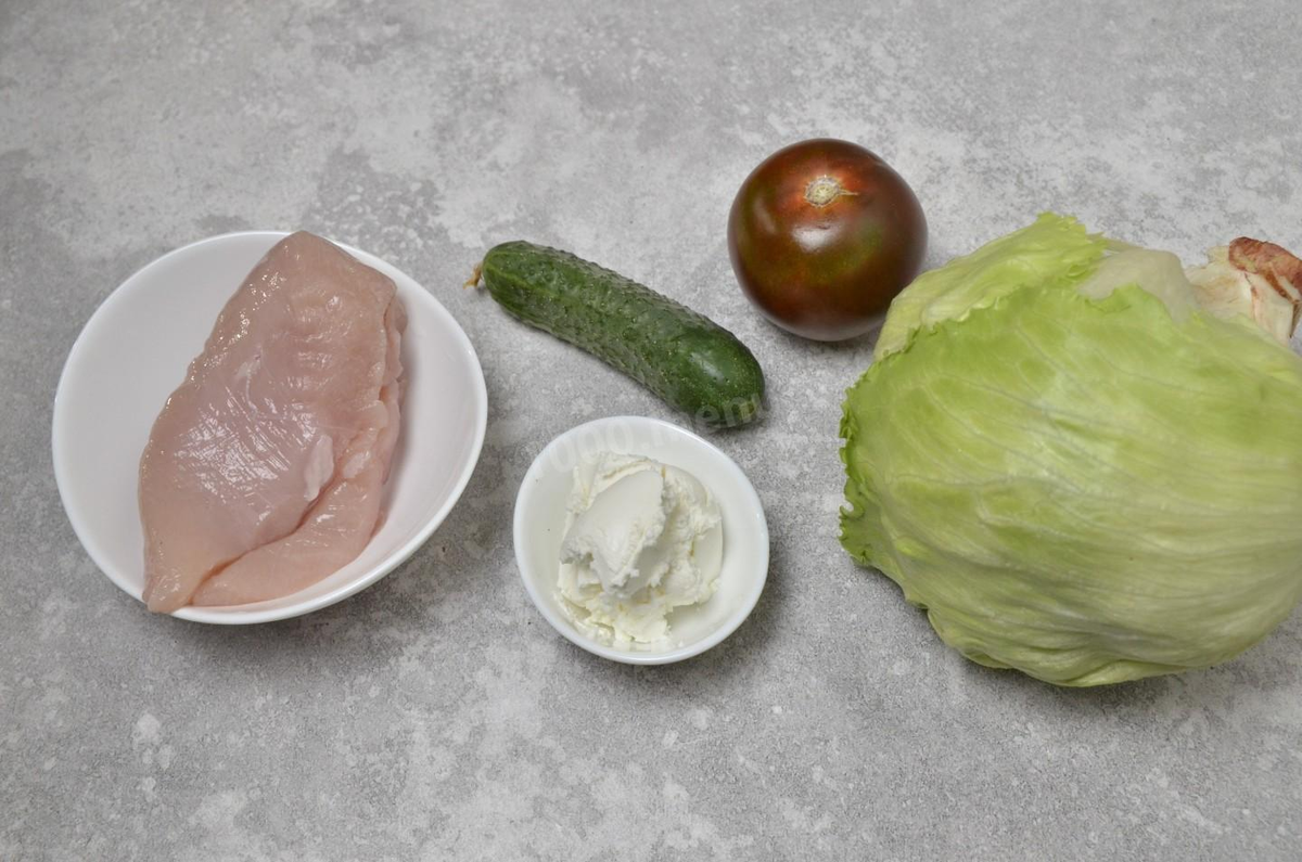 Как сделать белковый салат на ужин с курицей ПП? Подготовьте продукты. Куриное филе возьмите охлажденное — оно получится сочнее. Если же у вас замороженное мясо, то разморозьте его правильно. О том, как это сделать, читайте под шагами. Вместо пекинской капусты вы можете взять любой зеленый салат, у меня айсберг. Сыр подойдет любой мягкий — фета, брынза, сиртаки. О вариантах замены сыров читайте в статье под рецептом.