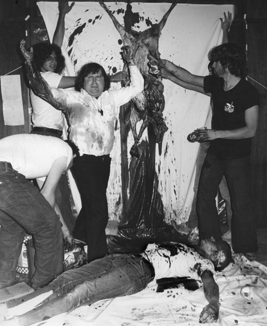 Герман Нитч (стоит в центре) во время одной из частей перформанса «Театра оргий и мистерий». Бингемтонский университет, Нью-Йорк, 1970 год
© Harvey L. Silver / Corbis / Getty Images